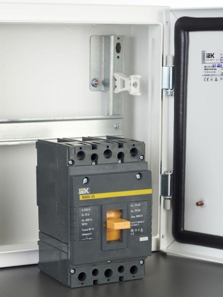 Выключатель автоматический 3п 200А 35кА ВА 88-35 KARAT IEK SVA30-3-0200