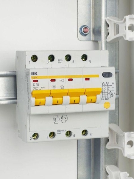 Выключатель автоматический дифференциального тока 4п C 25А 100мА тип AC 4.5кА АД-14 KARAT IEK MAD10-4-025-C-100